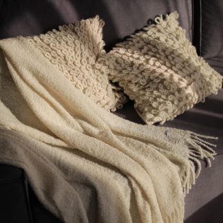 Produkty z alpaki w stylu boho: kocyk i poszewki dekoracyjne na poduszki